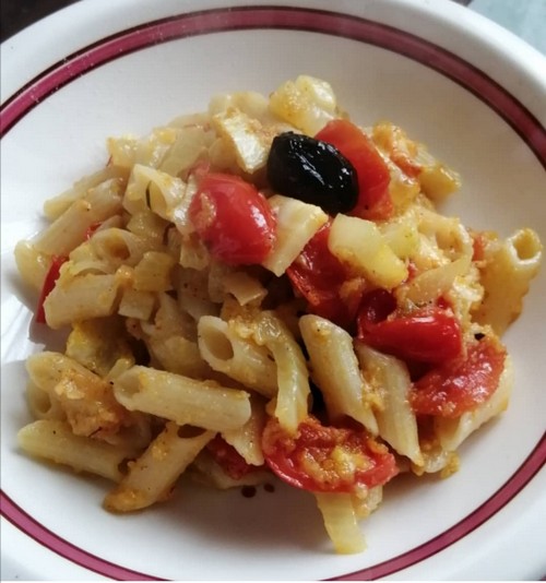 Sfiziose Penne gratinati con finocchi, pomodoriri e olive nere